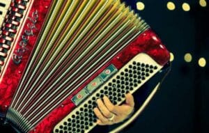 Domina el acordeón con Partituras Tomplay